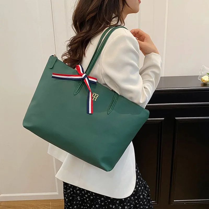 Bolso inspirado en el pescador con múltiples bolsillos y material de cuero encerado duradero