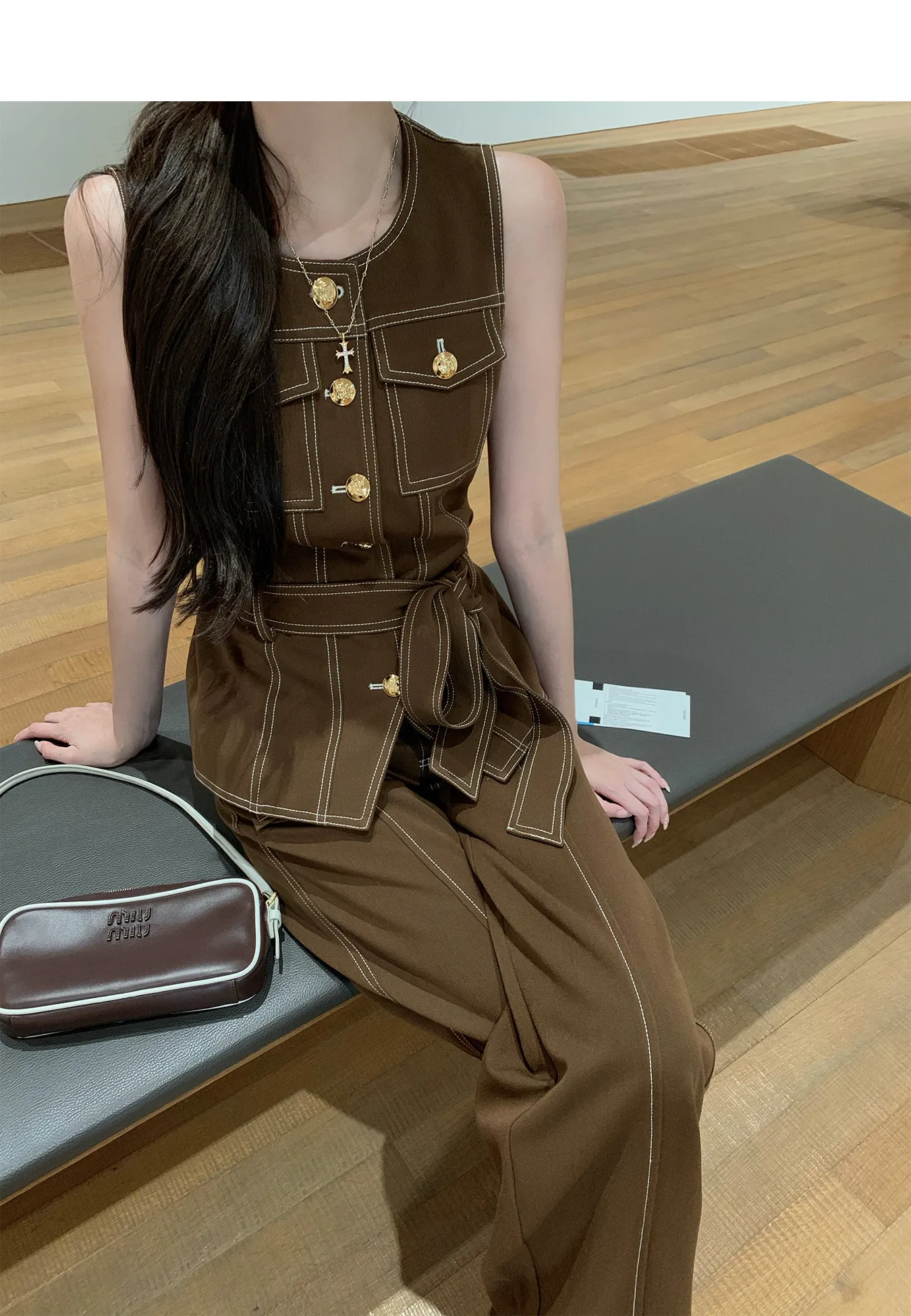 Conjunto de moda japonesa 2026: Nuevo chaleco vaquero retro con botones, pantalones cortos, cinturón con hebilla dorada cosida Y2K y pantalones rectos a la moda.