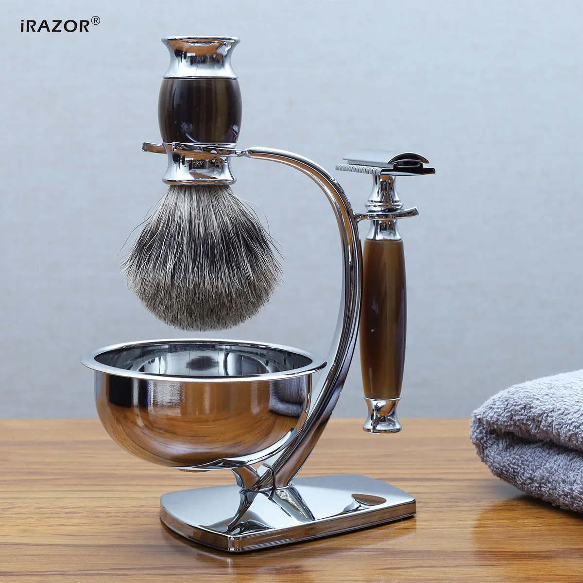Kit de afeitado iRAZOR Classic DE con maquinilla de afeitar de doble filo, 10 cuchillas, brocha Silvertip, taza para espuma de afeitar, para afeitado en húmedo y cuidado personal masculino, empaquetado en caja de regalo.