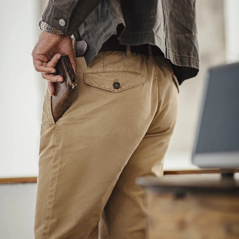 Maden presenta pantalones casuales vintage para hombre en color caqui, hechos de sarga de algodón pesado. Corte recto clásico, perfecto para el trabajo en otoño, con cierre de cremallera que brinda comodidad y estilo