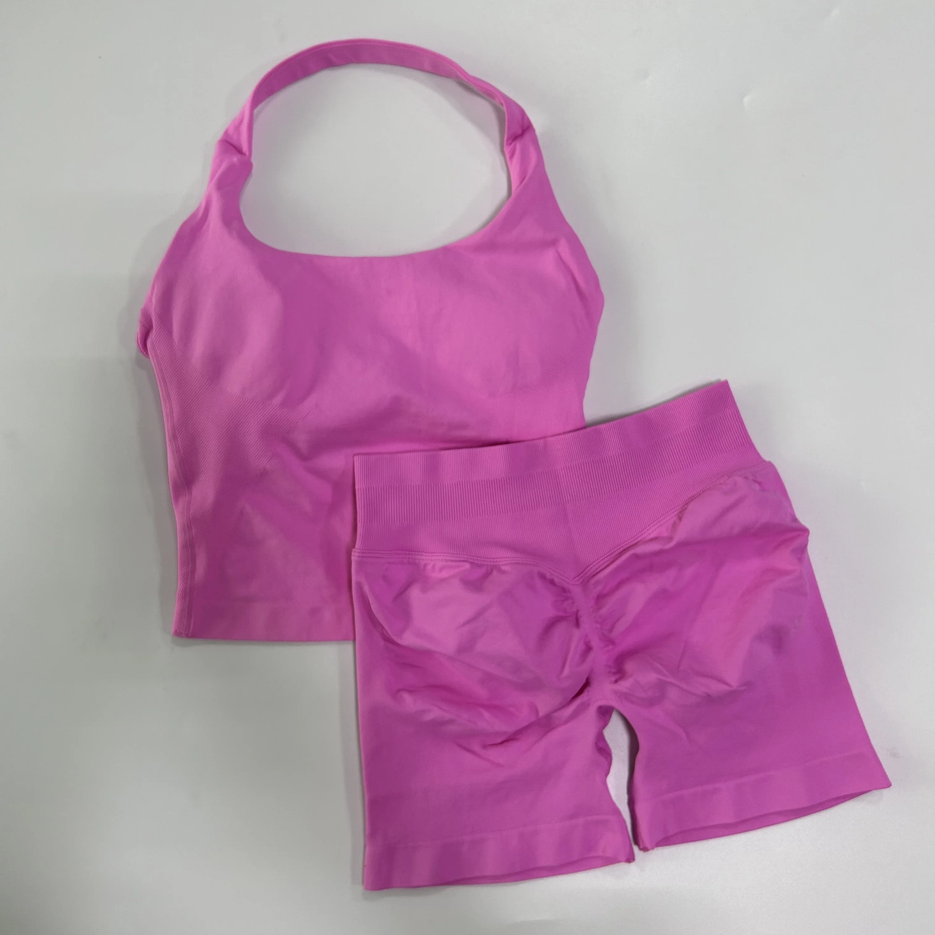 Conjunto de yoga de 2 piezas para mujer: top halter sin espalda y shorts sin costuras de cintura alta, ideal para fitness y entrenamiento.