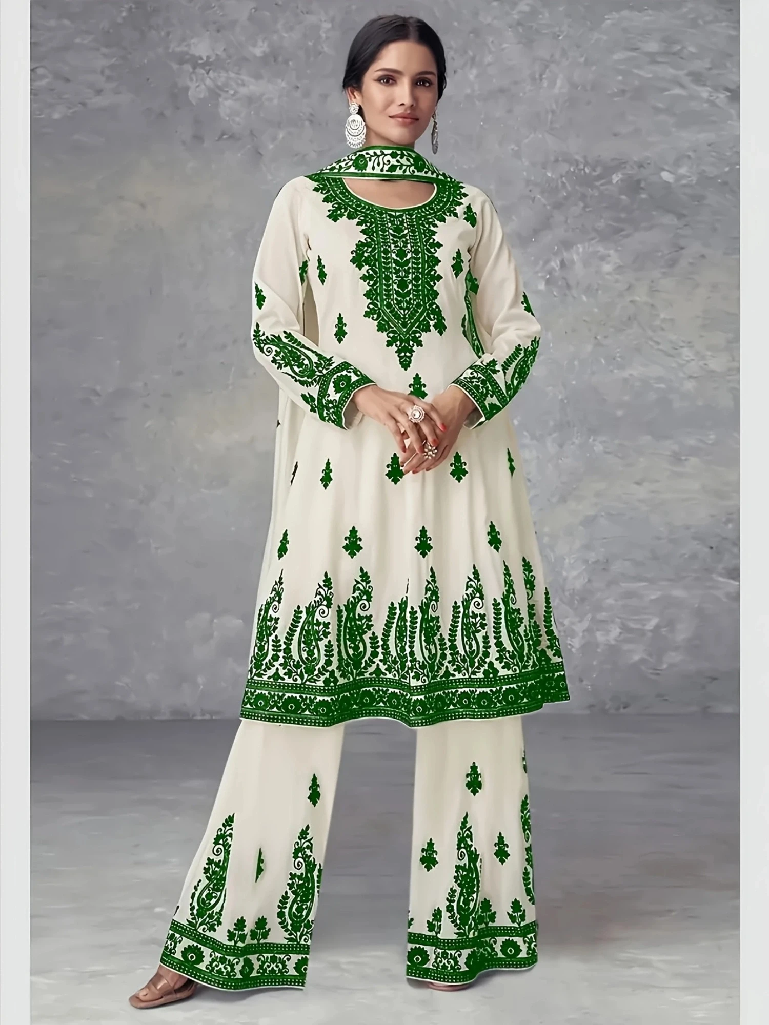 Conjunto de Tres Piezas para Mujer Talla Grande, Color Blanco Hueso y Negro, Estampado Étnico, Top Largo con Cuello Redondo, Pantalones Anchos y Pañuelo para la Cabeza