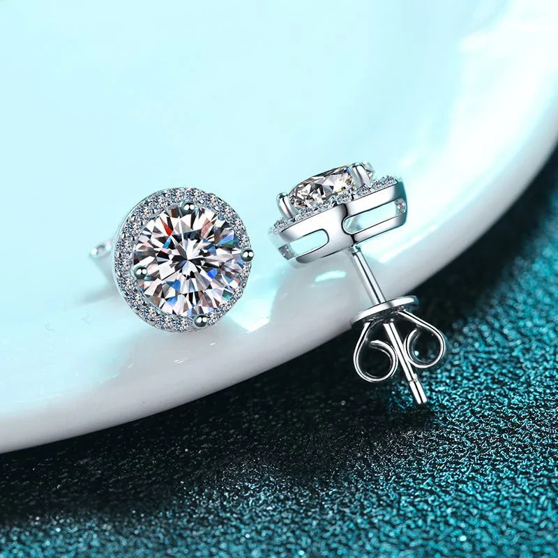 Pendientes de tuerca con moissanita NeeTim para mujer, de plata de ley S925 con baño de oro blanco, ideales para bodas y como joyería fina.