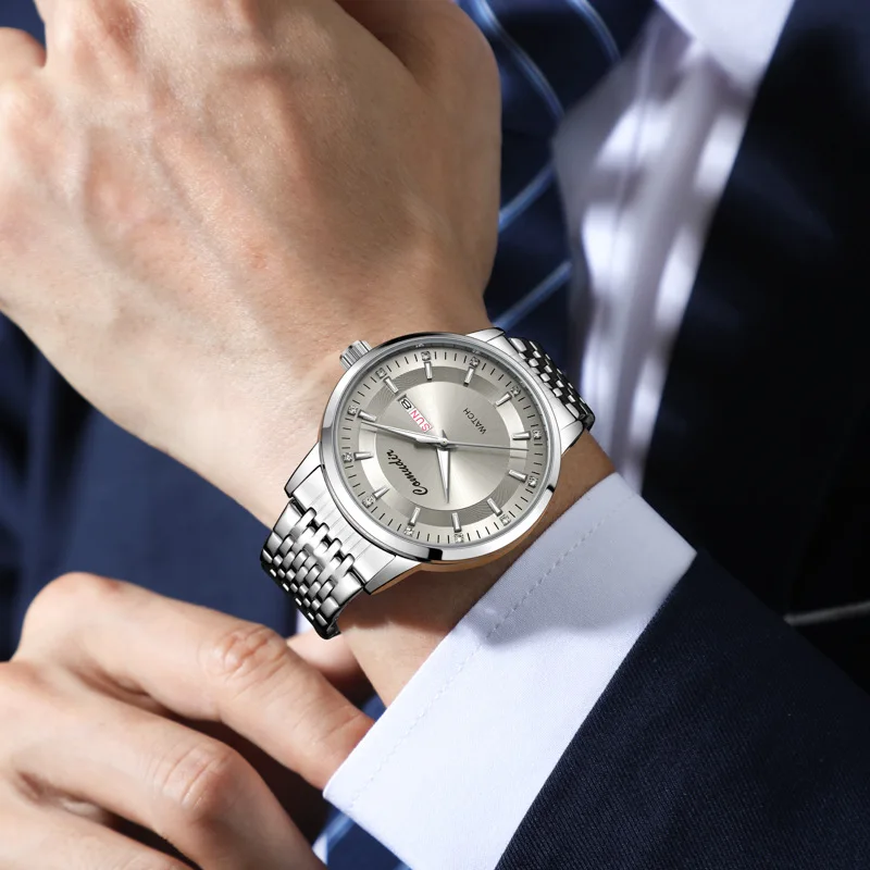 Reloj de hombre plateado no mecánico con correa de acero, diseño hueco, resistente al agua, luminiscente en la oscuridad, con doble calendario y noctilucente.