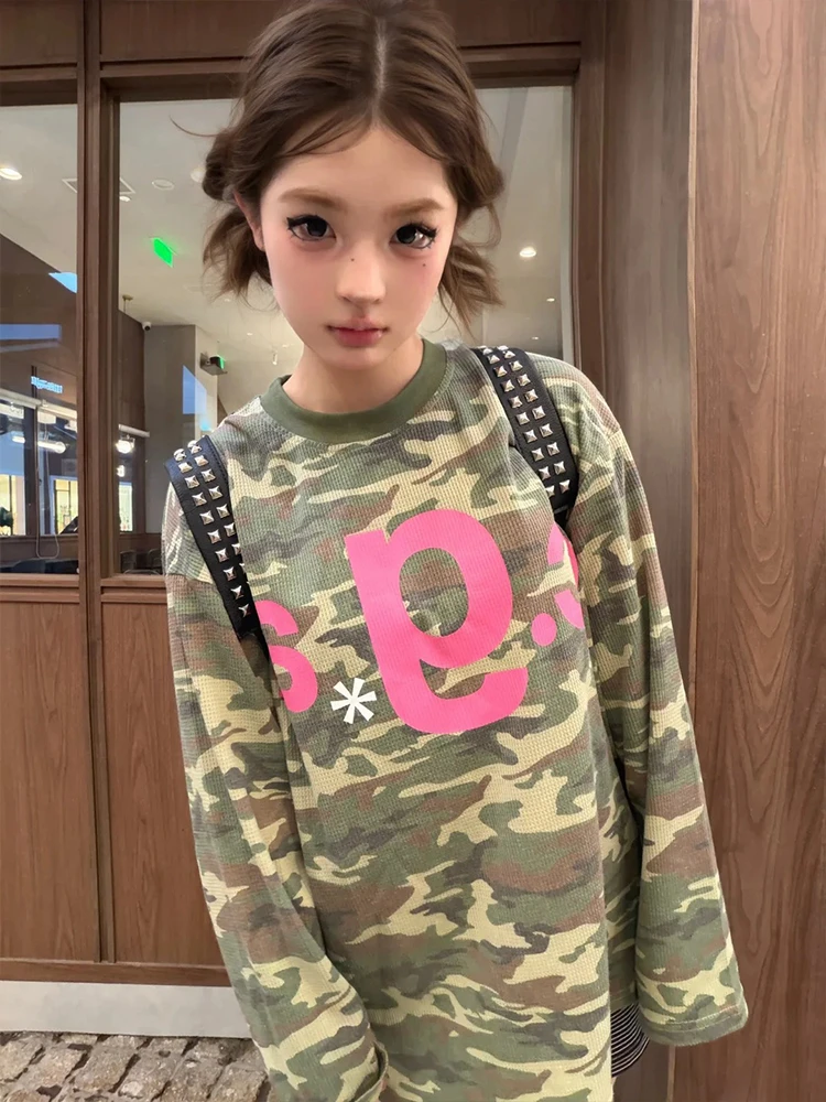 Camiseta vintage de camuflaje Y2k de Tonngirls para mujer, de manga larga, de punto gofrado, estilo streetwear, retro americano, con estampado de letras rosas.