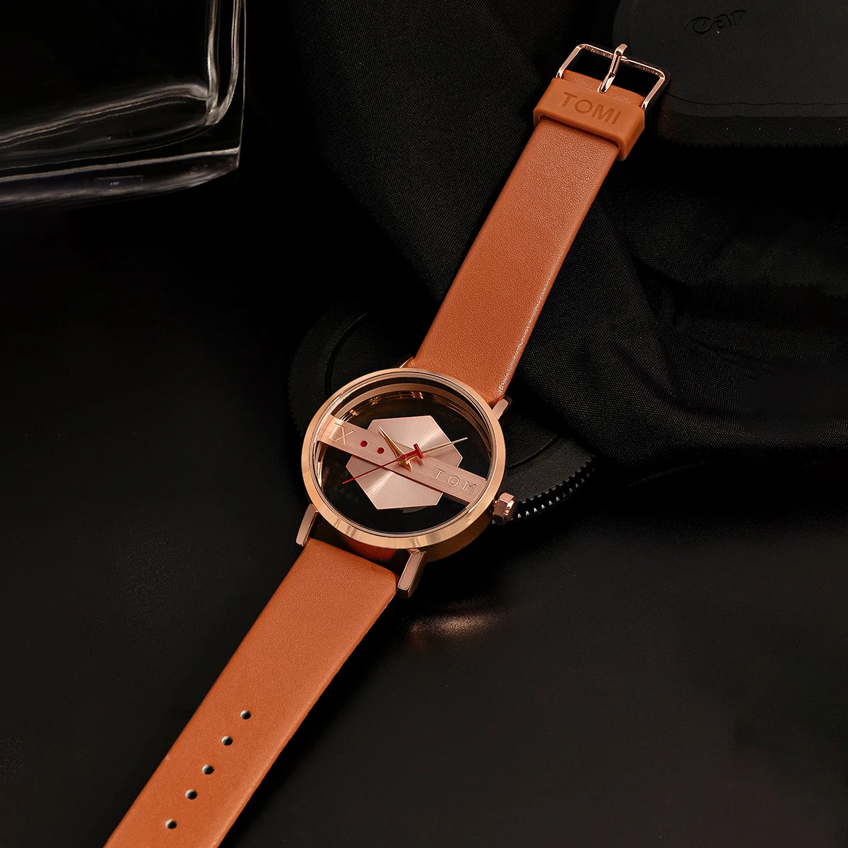 TOMI Correa de reloj de cuero para hombre, elegante y minimalista, perspectiva hueca personalizada, cubierta inferior de cristal, reloj de cuarzo