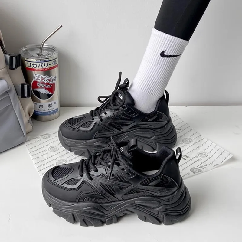 2024 nuevos zapatos deportivos de plataforma a la moda para mujer, zapatillas gruesas informales negras de verano para mujer, zapatos de plataforma de cuero de malla para mujer