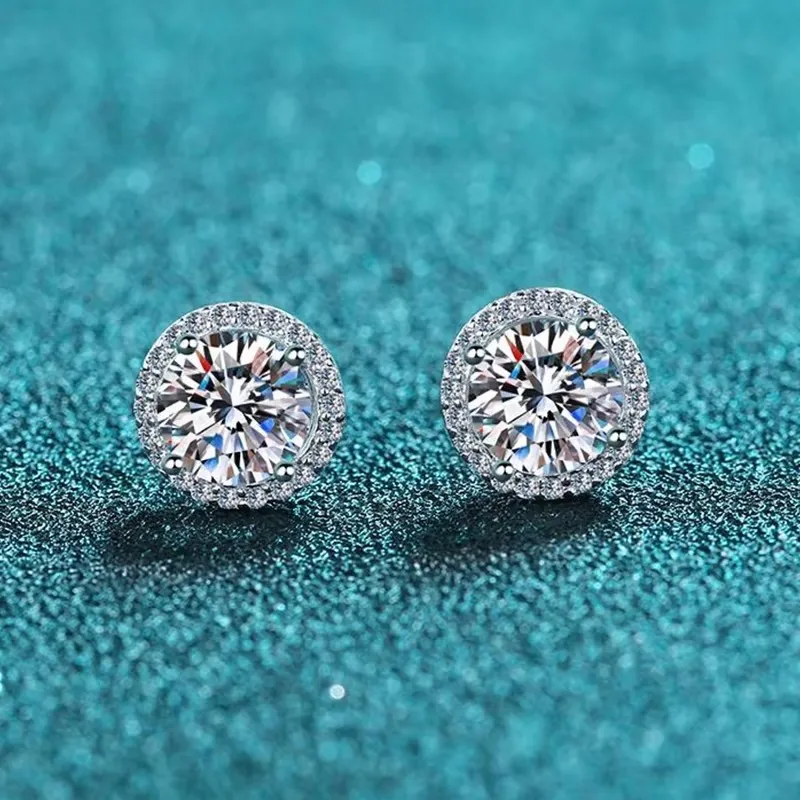 Pendientes de tuerca con moissanita NeeTim para mujer, de plata de ley S925 con baño de oro blanco, ideales para bodas y como joyería fina.