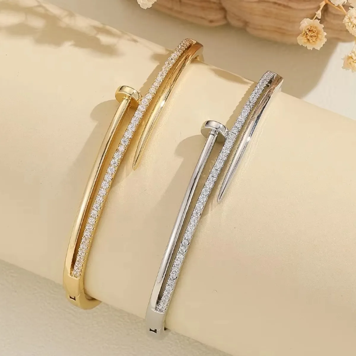Una pulsera ajustable de la serie de circonitas con incrustaciones de cobre con un diseño dulce, romántico y de nicho, perfecta como regalo para niñas