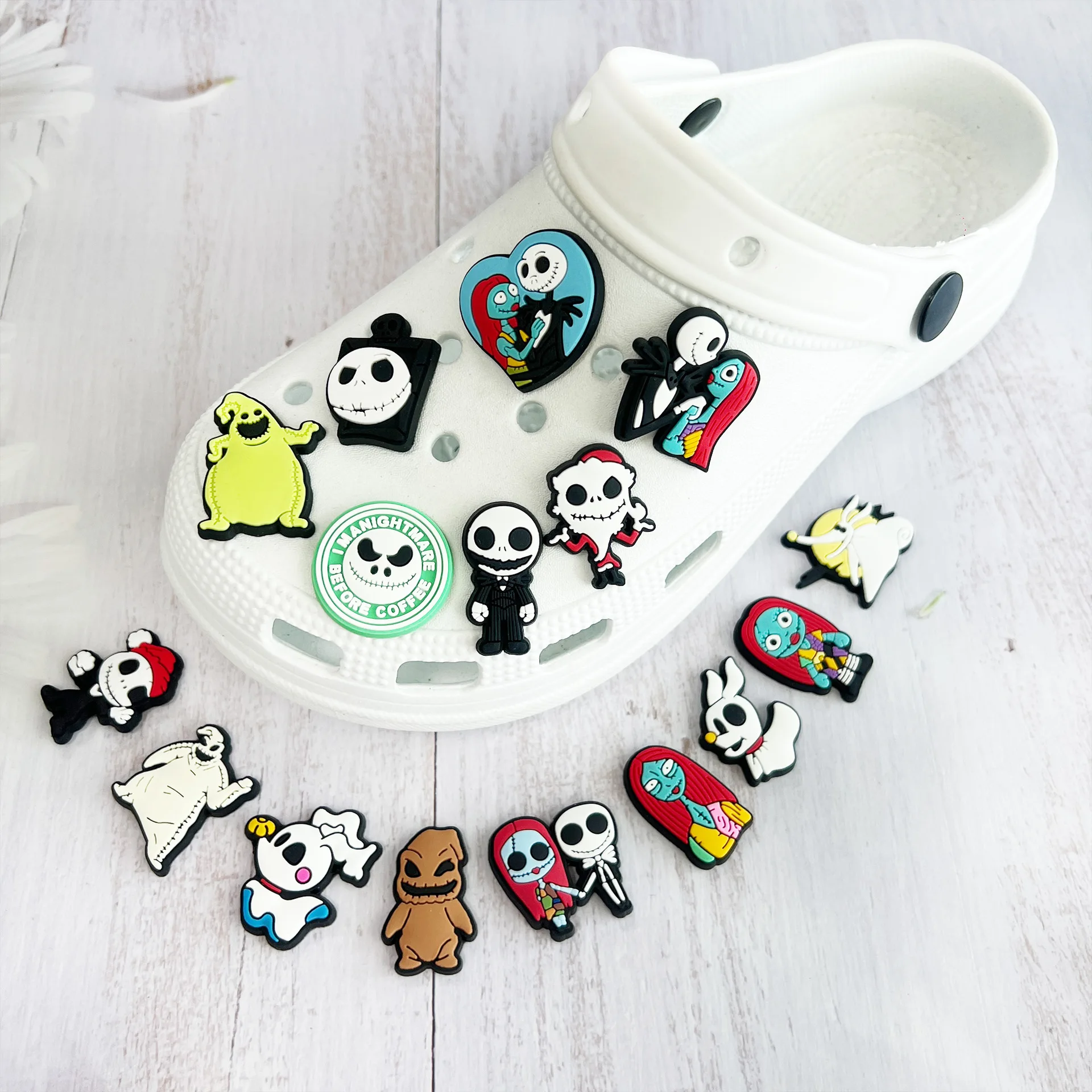 Mesuca 16 piezas de dijes de PVC de dibujos animados de Pesadilla Antes de Navidad para zapatos, accesorios DIY para zapatos de jardín, adornos de Halloween