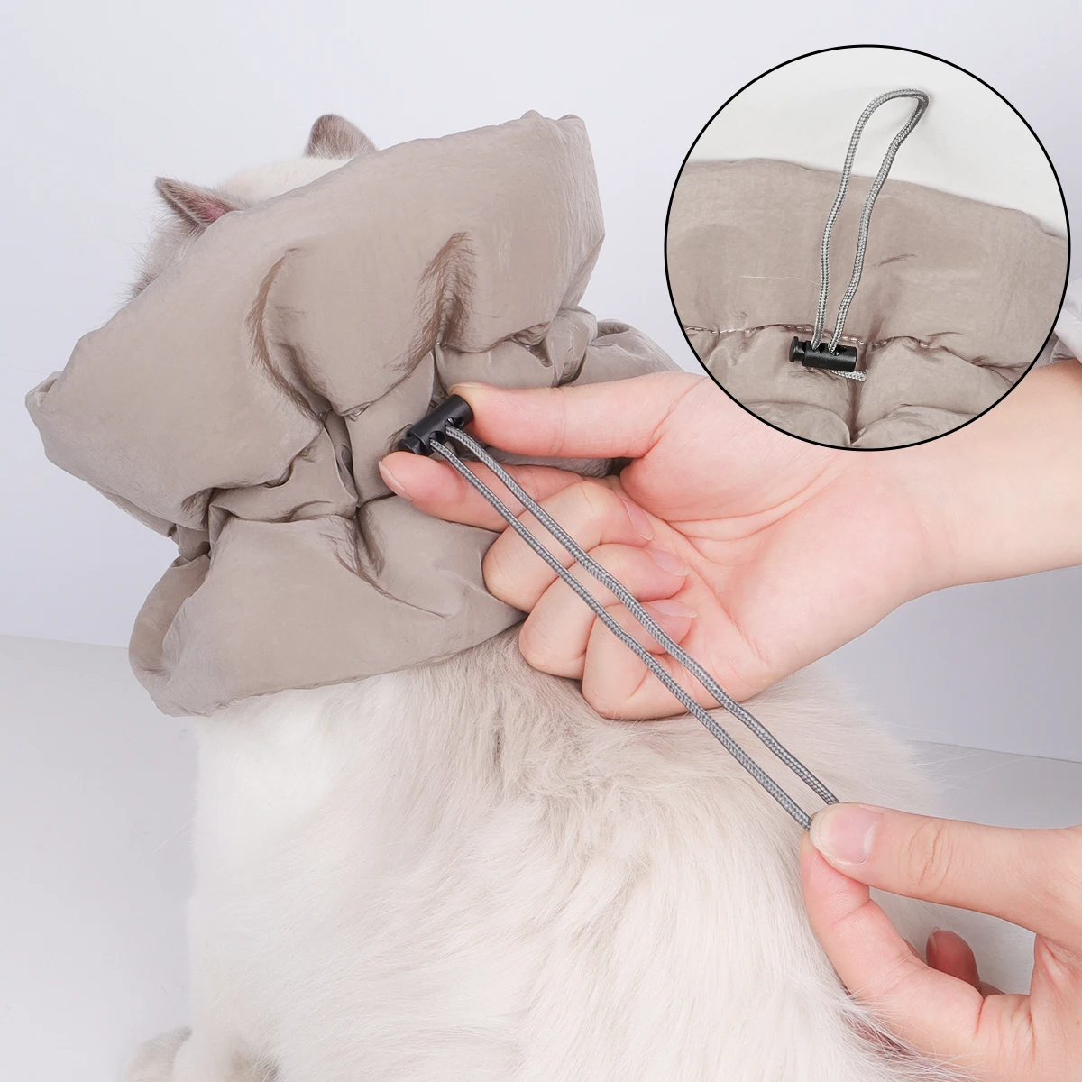 Un cuello cálido para mascotas colorido y moderno y bufanda impermeable para gatos para evitar que lamer y morder después de la esterilización