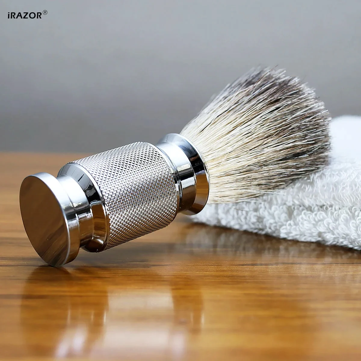 iRAZOR Brocha de Afeitar Mejorada con Mango Antideslizante, Cerdas Naturales, Kit de Aseo para Barbero, Regalo Único para Hombres