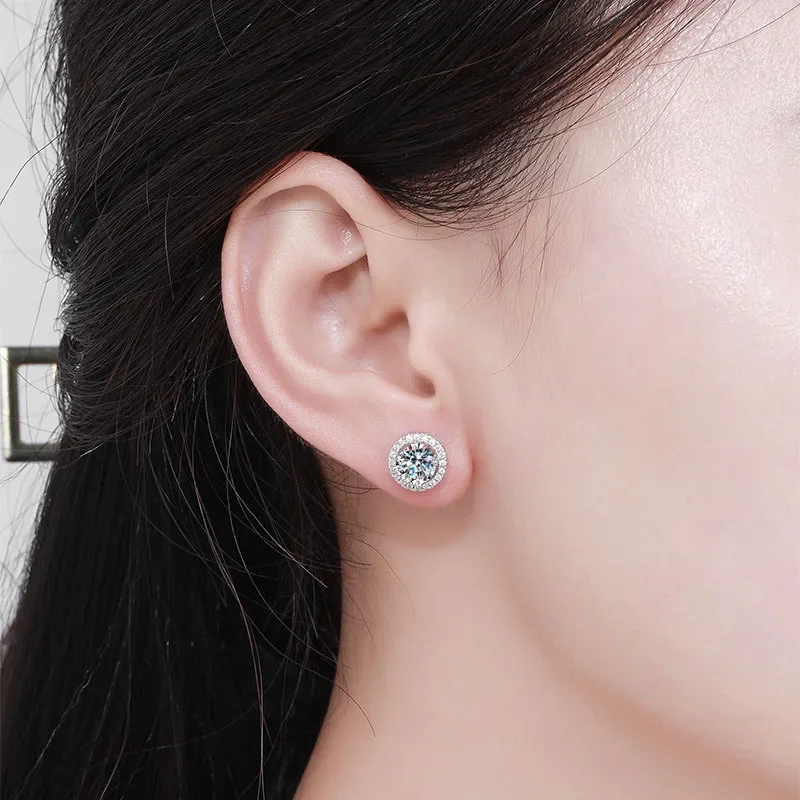 Pendientes de tuerca con moissanita NeeTim para mujer, de plata de ley S925 con baño de oro blanco, ideales para bodas y como joyería fina.