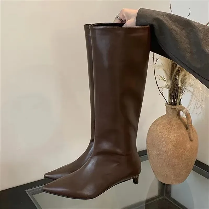 Eilyken, Botas de Mujer hasta la Rodilla con Punta Puntiaguda, Cómodas para Otoño e Invierno, con Tacón Bajo y Delgado, Estilo Vaquero, Botas de Mujer