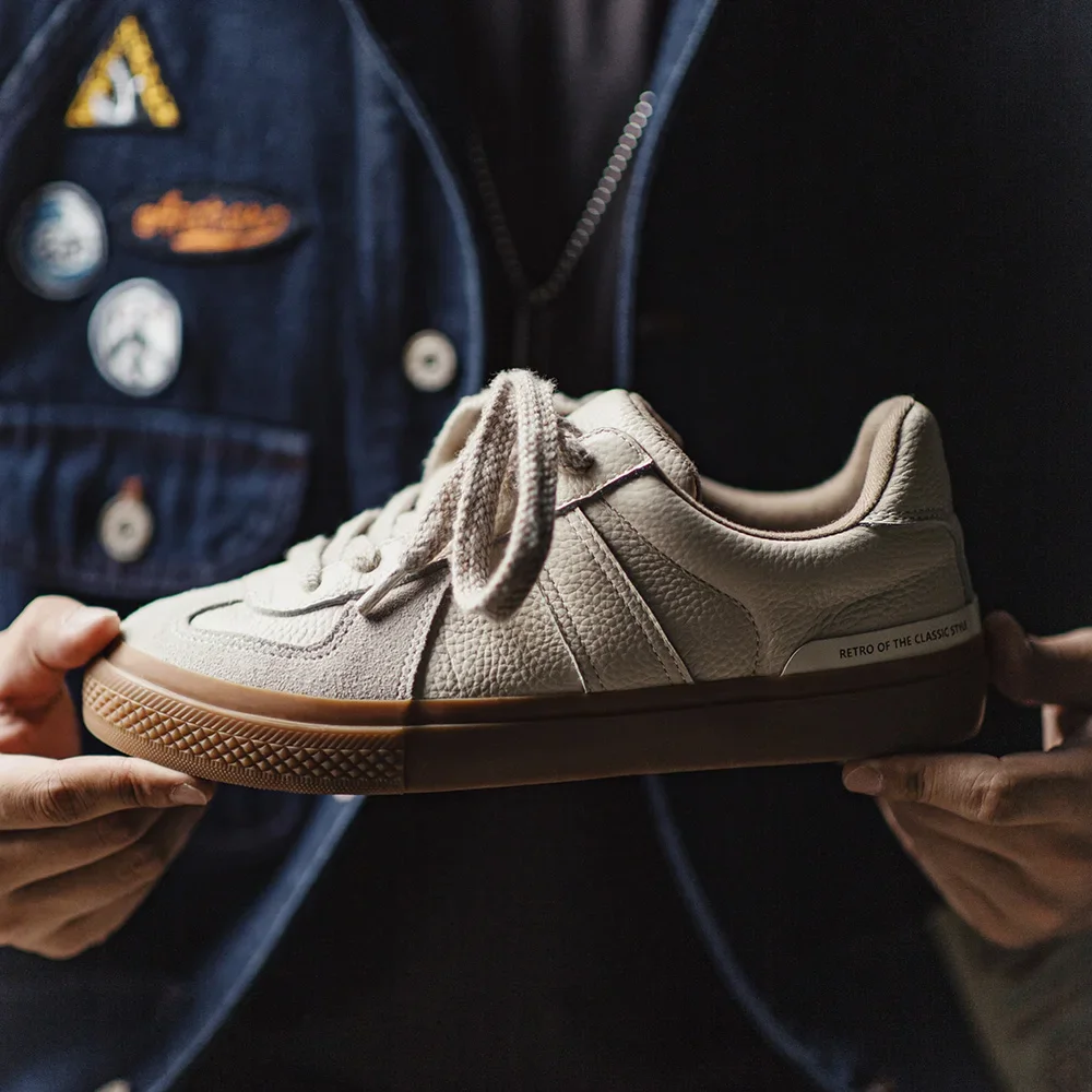 Maden nuevos zapatos de entrenamiento cómodos de cuero de grano completo para hombres zapatillas bajas transpirables versátiles de uso diario zapatos casuales al aire libre