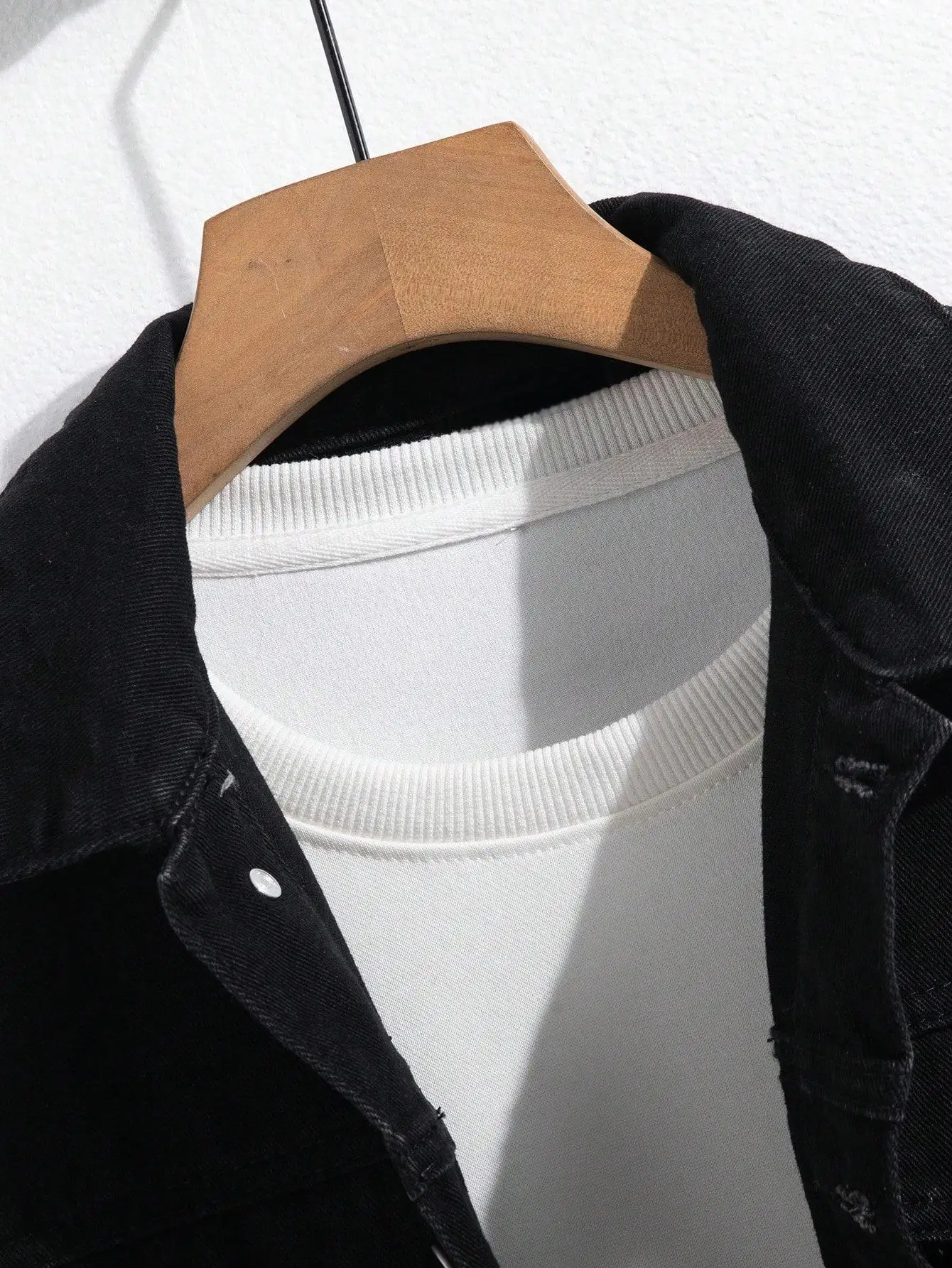 Chaqueta vaquera para hombre, ideal para primavera y otoño. Abrigo minimalista negro. Casual diario. Estilo moderno y a la última.