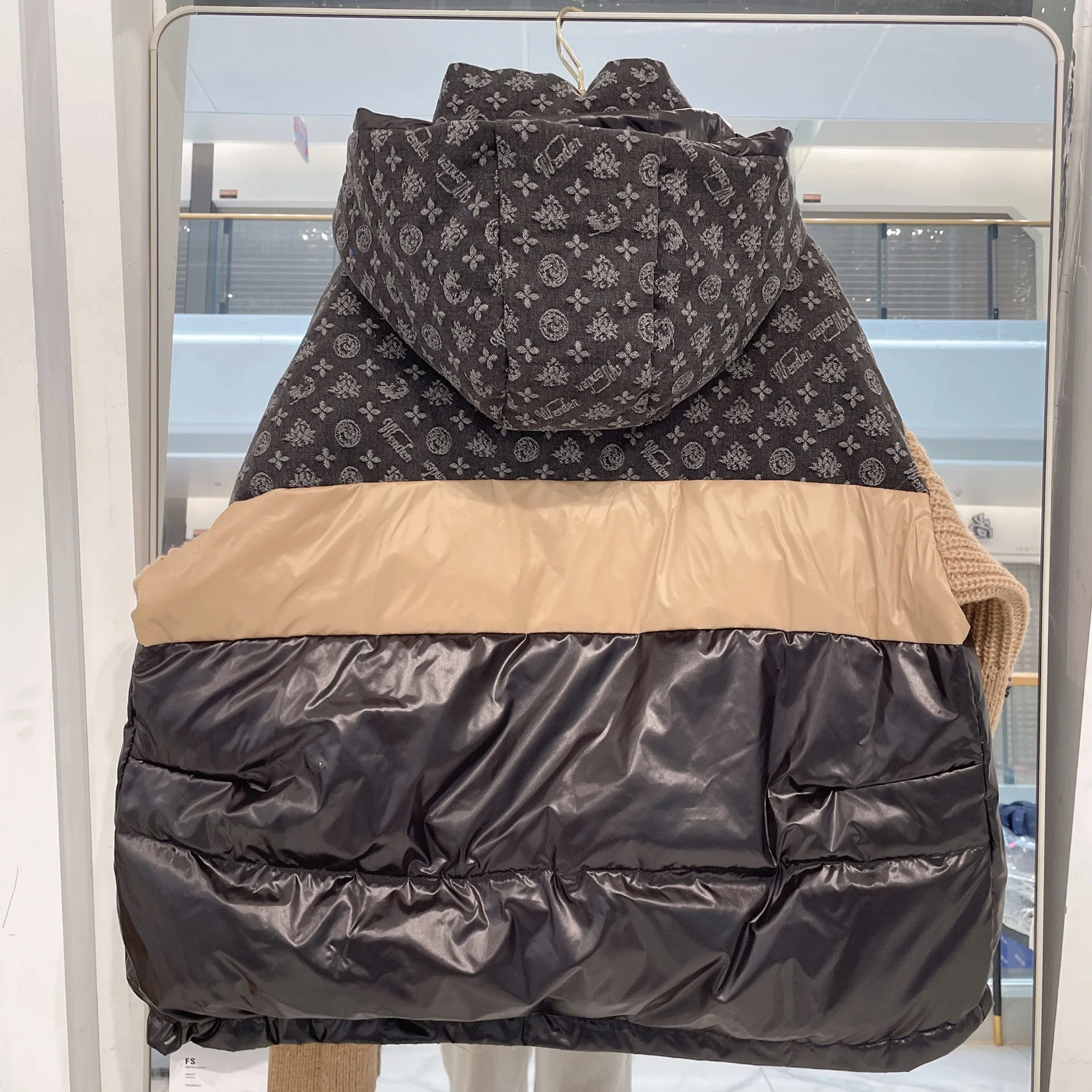 Nueva marca de moda, chaqueta vaquera con capucha de retazos para mujer, mangas tejidas, chaqueta de plumón de pato blanco gruesa con flores y letras