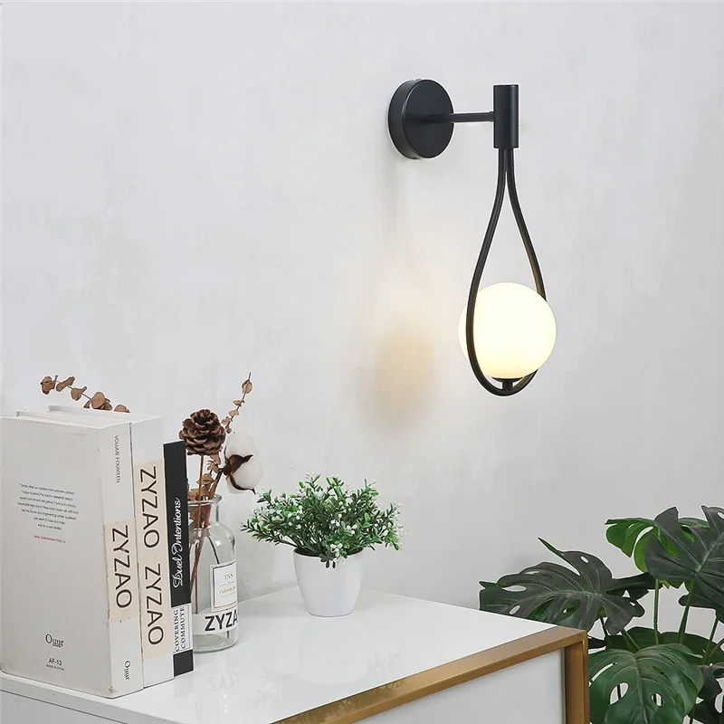 Lámpara de pared con bola de cristal de Metal moderna, lámparas de pared simples nórdicas para sala de estar, dormitorio, mesita de noche, pasillo, escalera, luces de pared