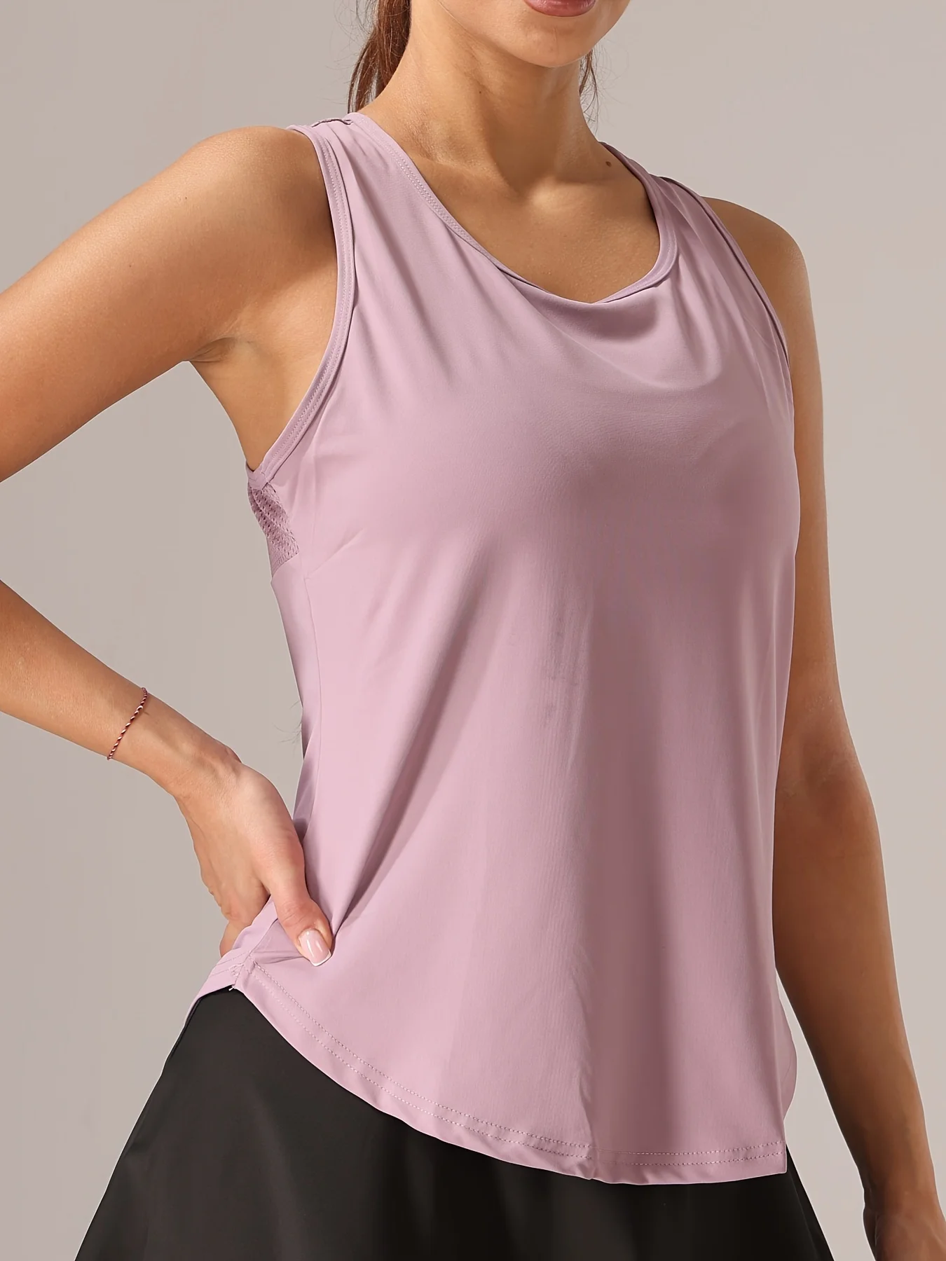 Camiseta sin mangas atlética para mujer: espalda de malla y diseño entrecruzado
