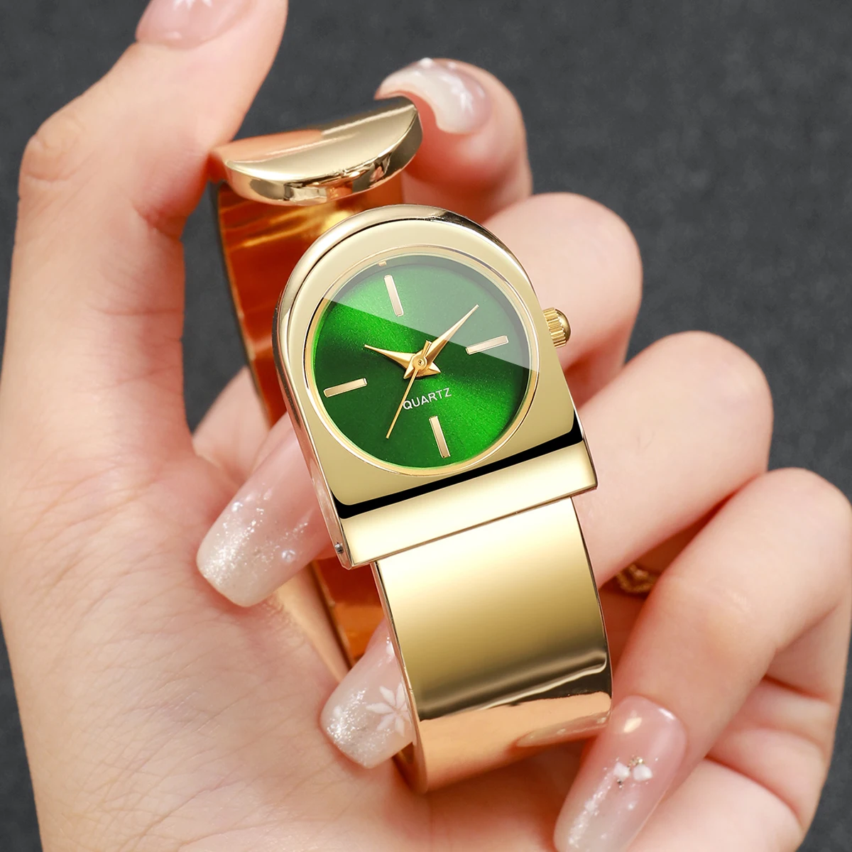 Reloj de pulsera de lujo con brazalete dorado para mujer, reloj de pulsera de cuarzo con esfera de forma única, reloj elegante para mujer, reloj femenino (sin caja)