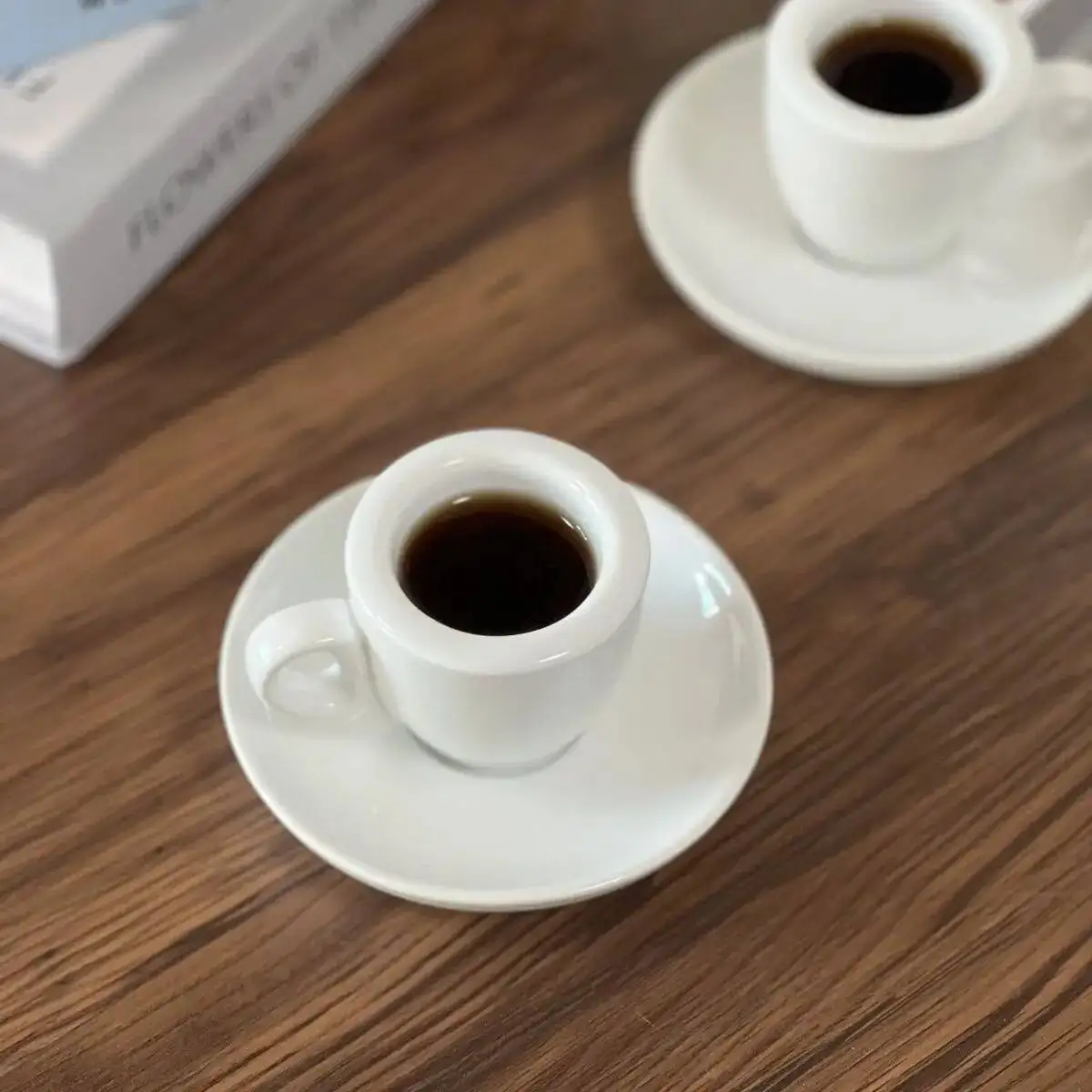 Taza de concentración de café italiano Espresso blanco de 60ml, taza gruesa de 9mm, taza de pared, platillo, juego de tazas de café de cerámica, taza de competición