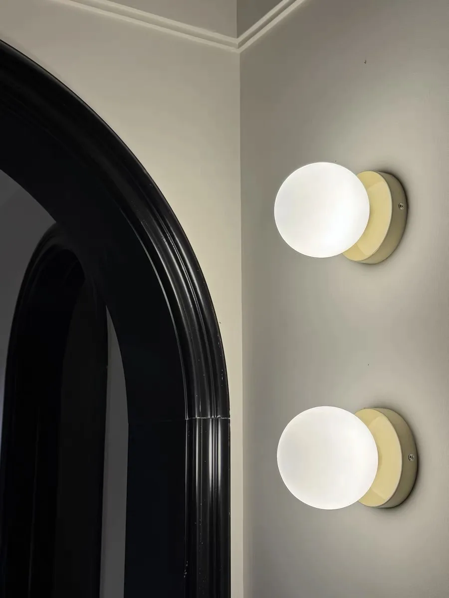 Lámpara de Pared Pequeña Estilo Macaron, Base de Hierro con Pantalla de Plástico en Forma de Bola, Aplique de Luz Moderno para Decoración del Hogar, E27