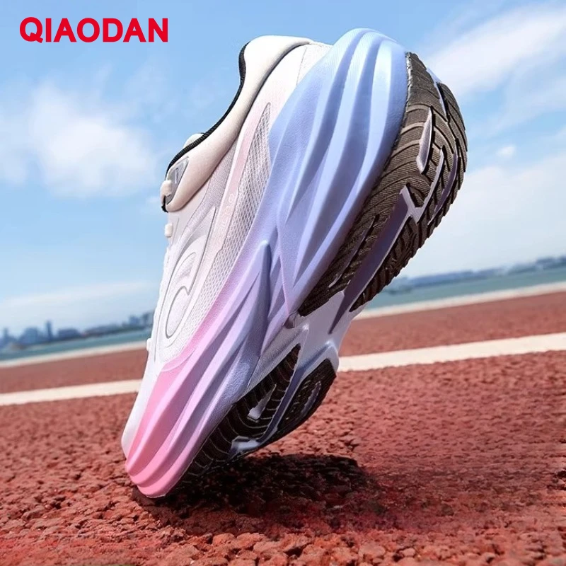 QIAODAN TG1.0 Zapatillas de running para mujer 2026, nuevas zapatillas de plataforma para carreras, absorción de impactos, suaves, para larga distancia QDB022253285