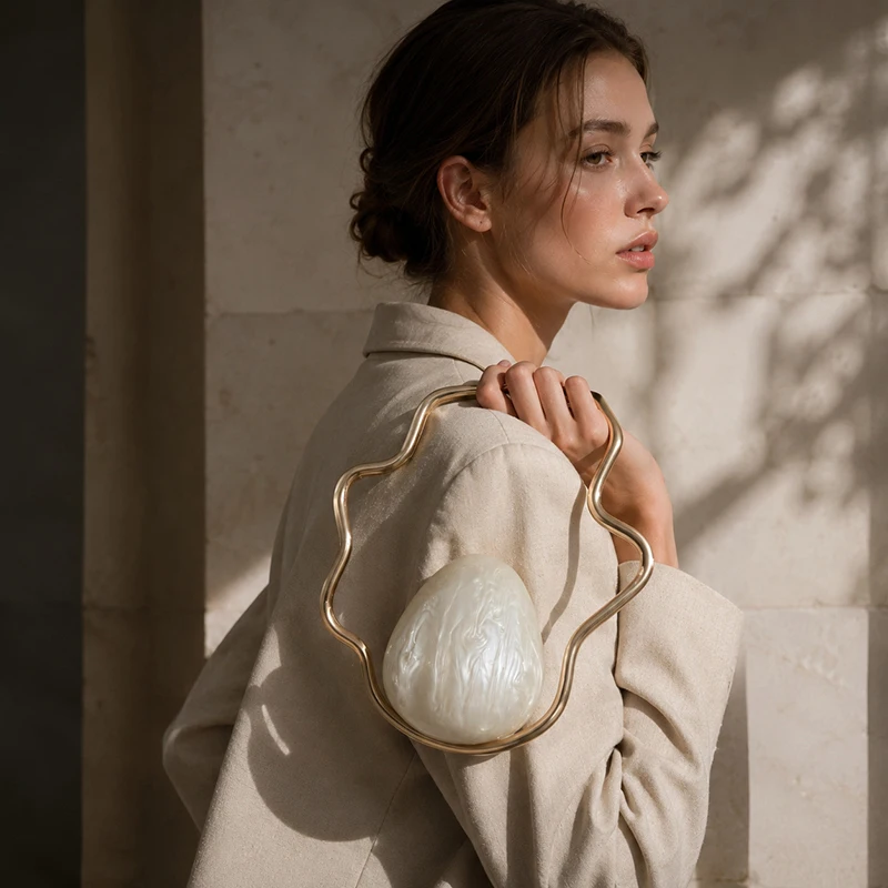 Bolso de Mano de Acrílico con Forma de Huevo, Bolso de Noche con Marco Metálico Irregular para Mujer, Bolso de Mano Elegante de Lujo para Boda, Color Blanco