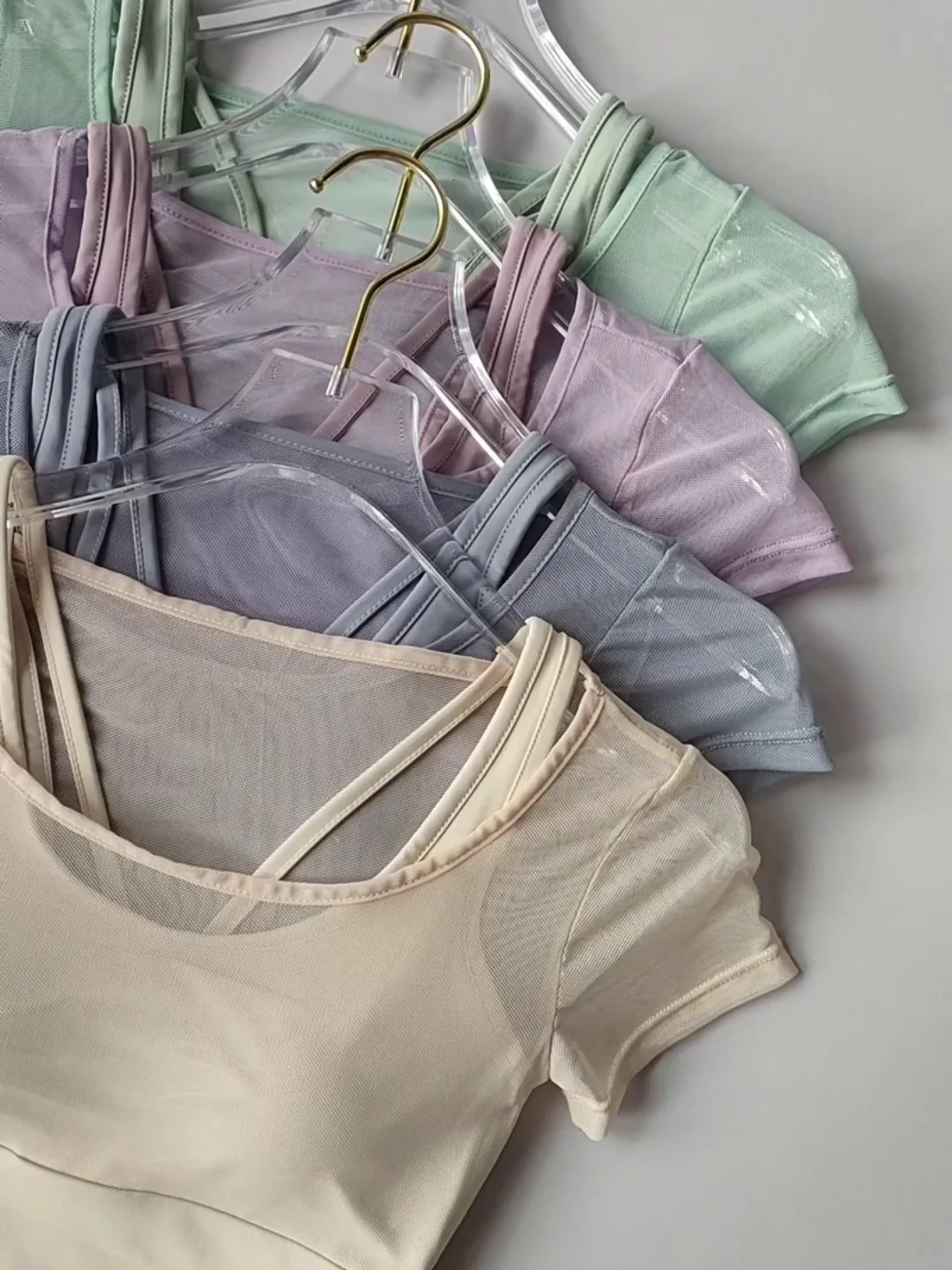 Traje de entrenamiento de Pilates para mujer, traje de Yoga con cojín para el pecho, Top de secado rápido, sensación de alta gama, deportes de manga corta, transpirable