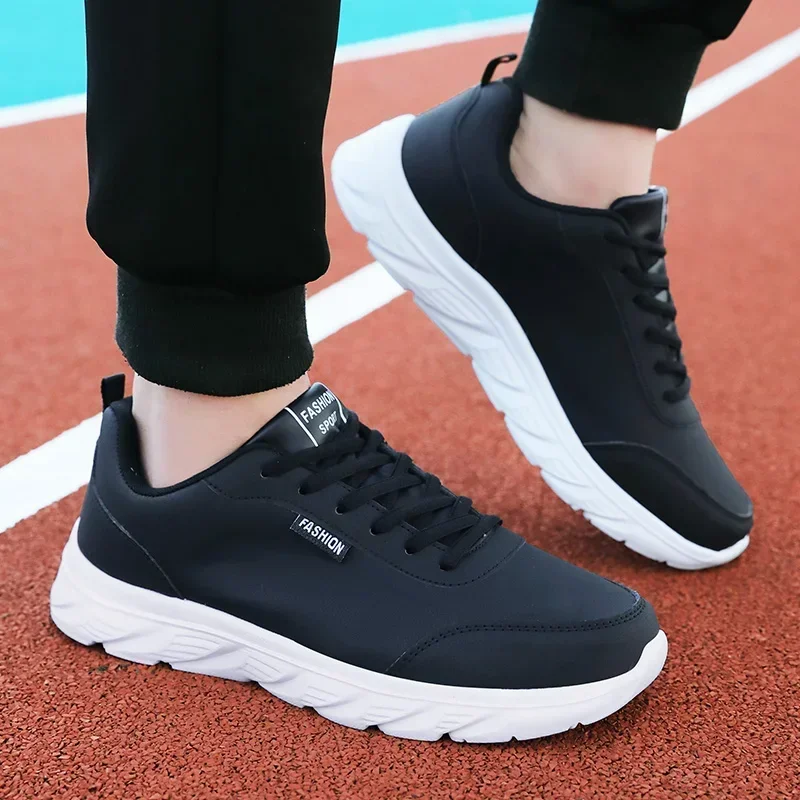 Zapatos para correr para hombre, zapatos para caminar planos y cómodos con parte superior de PU negra, zapatos deportivos informales de cuero ligeros y de pies anchos