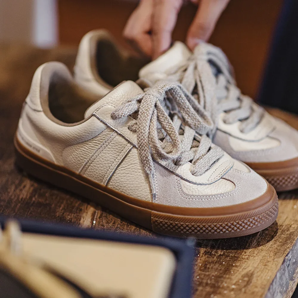 Maden nuevos zapatos de entrenamiento cómodos de cuero de grano completo para hombres zapatillas bajas transpirables versátiles de uso diario zapatos casuales al aire libre