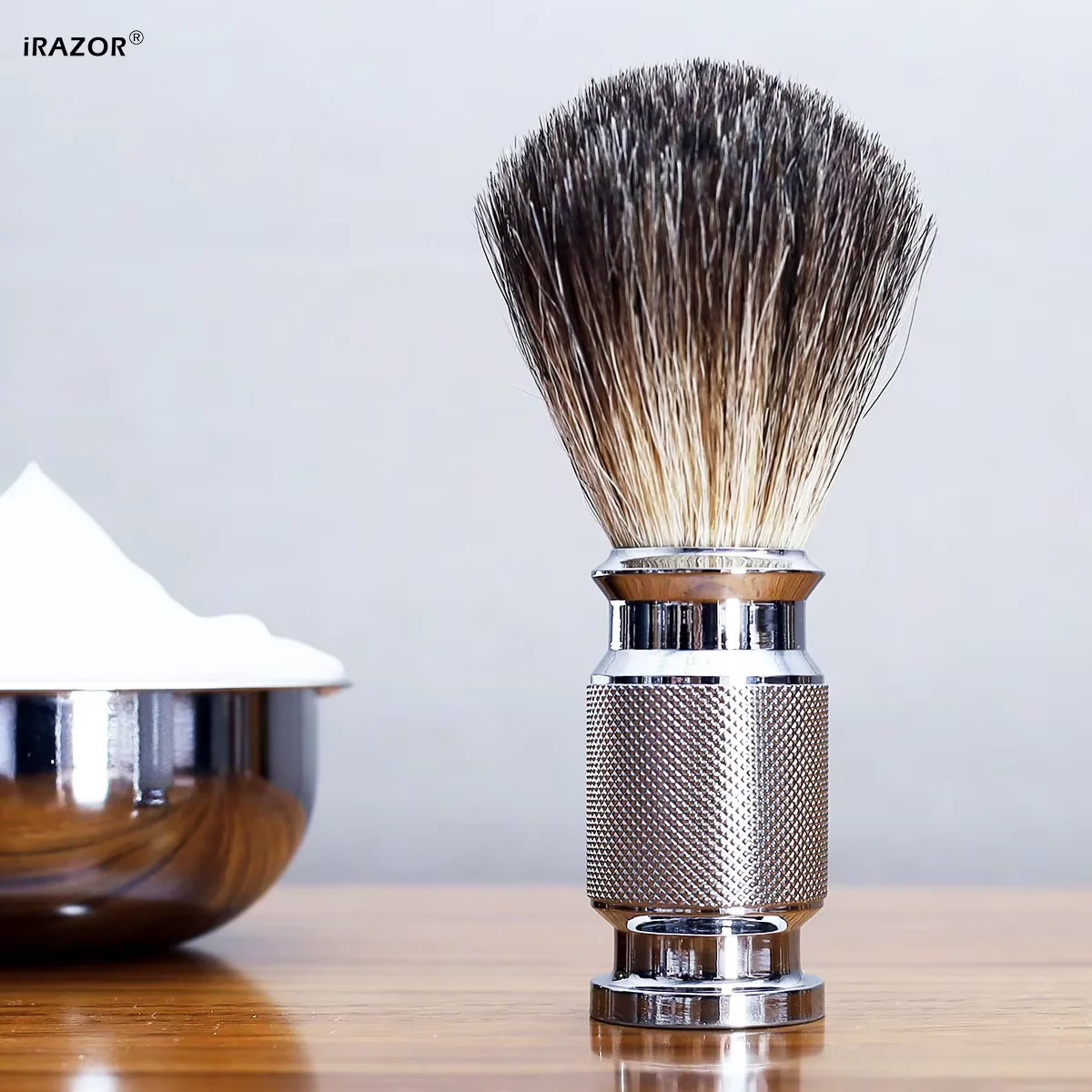 iRAZOR Brocha de Afeitar Mejorada con Mango Antideslizante, Cerdas Naturales, Kit de Aseo para Barbero, Regalo Único para Hombres