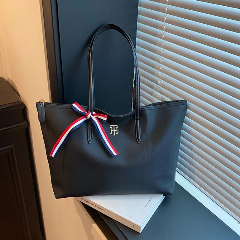 Bolso inspirado en el pescador con múltiples bolsillos y material de cuero encerado duradero
