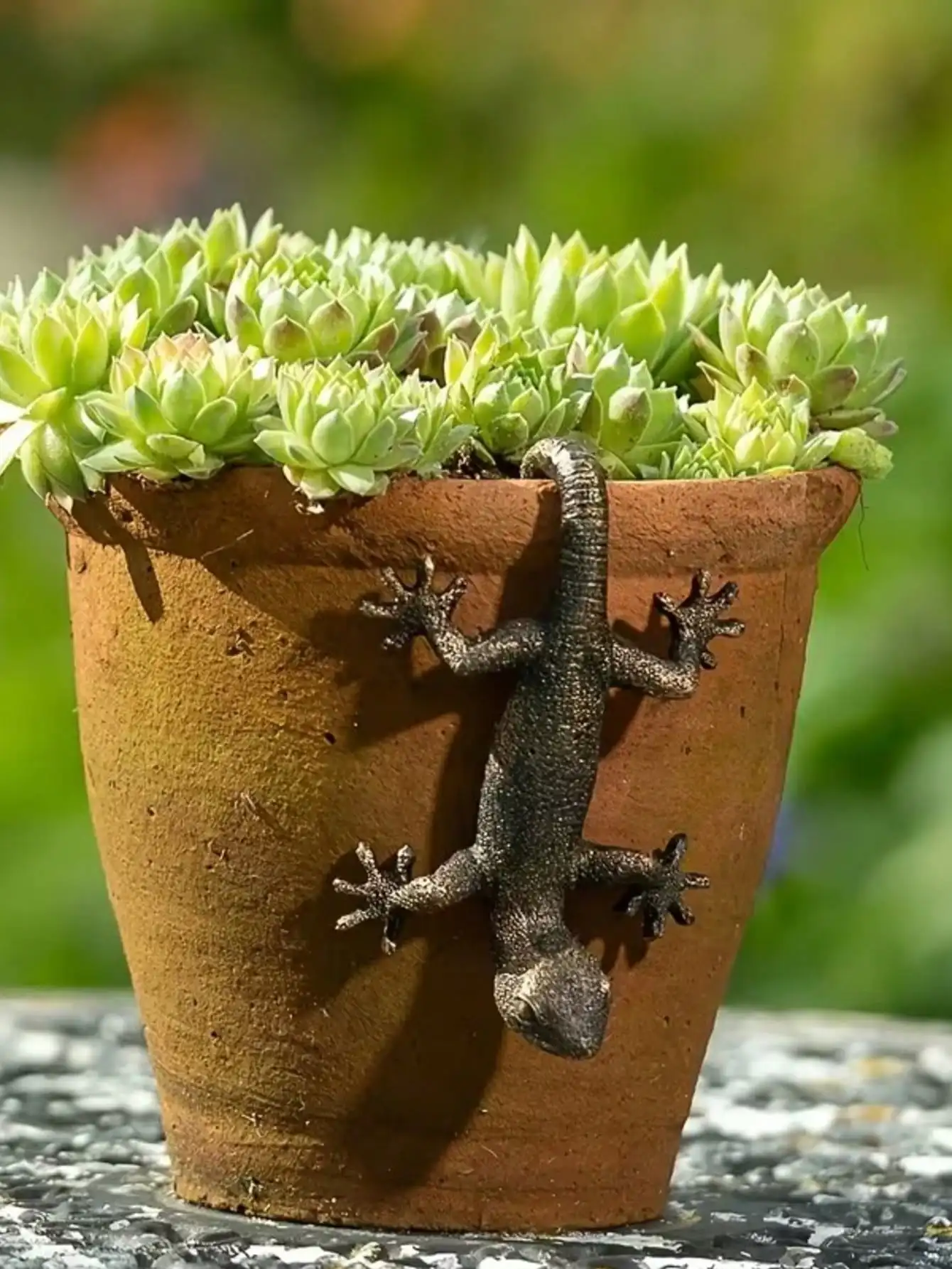 1 pieza de encantadora figura de Gecko de bronce para colgar en la pared, estatua de animal de resina para espacios exteriores, decoración perfecta para días festivos