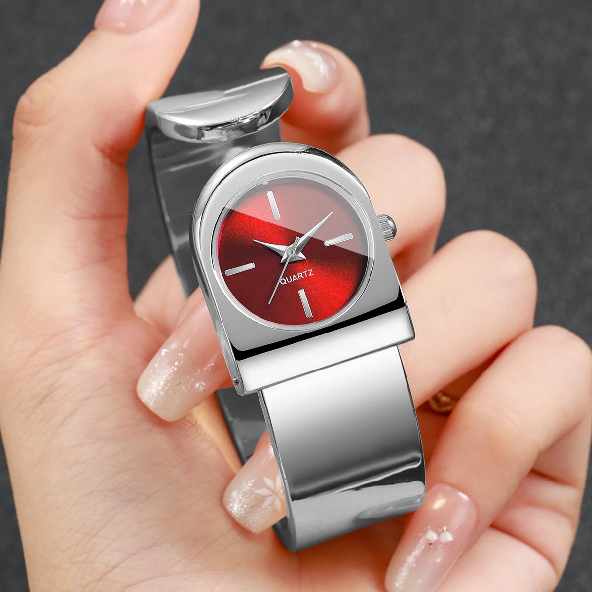 Reloj de pulsera de lujo con brazalete dorado para mujer, reloj de pulsera de cuarzo con esfera de forma única, reloj elegante para mujer, reloj femenino (sin caja)
