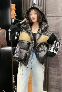 Nueva marca de moda, chaqueta vaquera con capucha de retazos para mujer, mangas tejidas, chaqueta de plumón de pato blanco gruesa con flores y letras