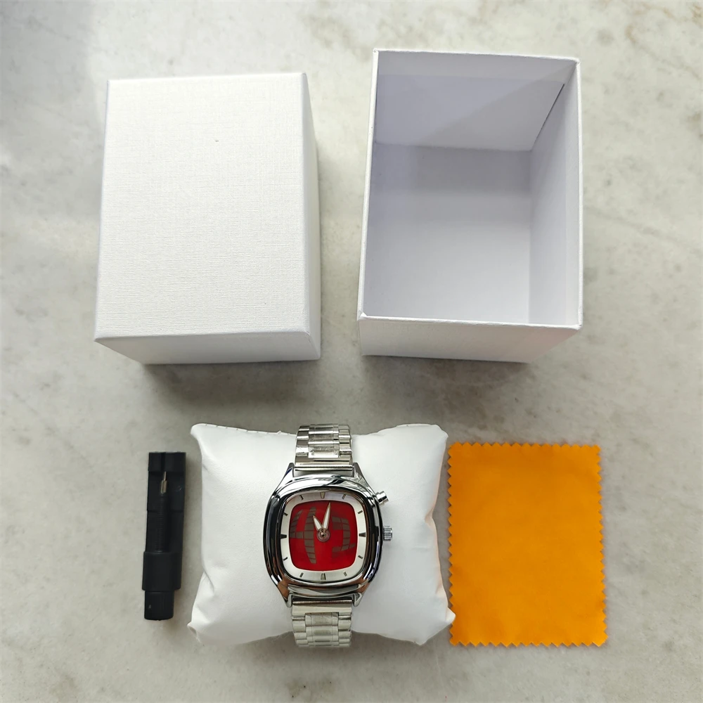 Reloj de Cuarzo Rojo, Diseño Cuadrado Y2K, Números con Puntero, Pantalla Dual, Acero, Personalizable, Relojes Modernos para Hombre, Diseño Dinámico y Ejecutivo