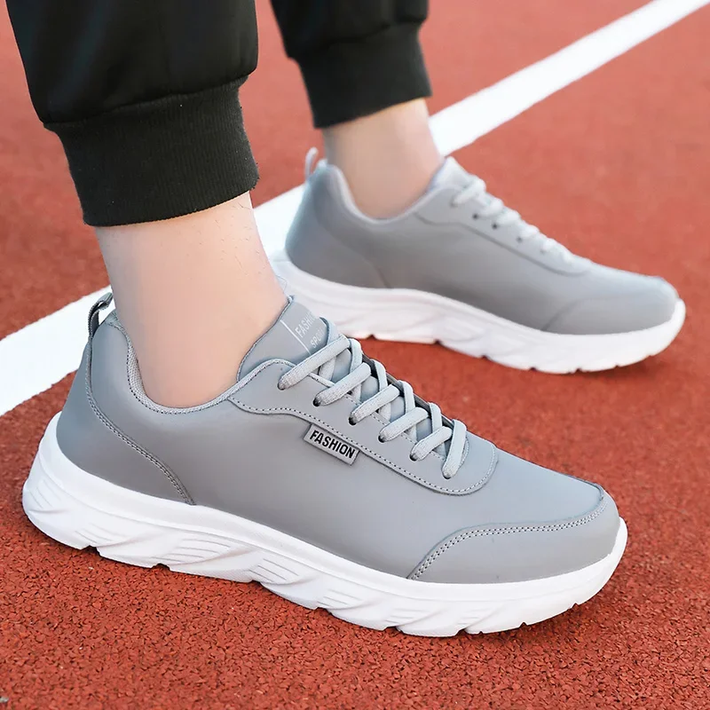 Zapatos para correr para hombre, zapatos para caminar planos y cómodos con parte superior de PU negra, zapatos deportivos informales de cuero ligeros y de pies anchos