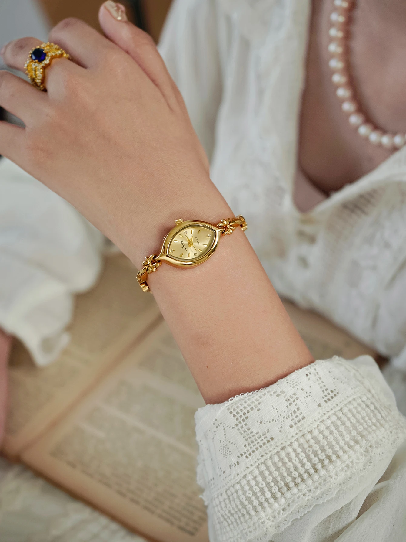 1 pieza de nuevo reloj francés retro dorado con esfera pequeña para mujer, pulsera moderna, sencilla, lujosa, elegante, compacta e impermeable, reloj de cuarzo para mujer, adecuado para muñecas decorativas para uso diario, cena y otras ocasiones