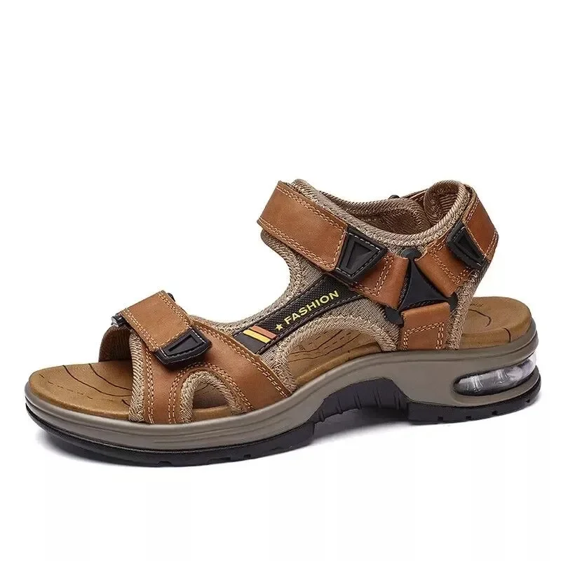 Nuevas sandalias de verano de cuero genuino para hombre, zapatos informales transpirables de diseño a la moda, sandalias de playa de fondo suave para hombre, talla grande 46