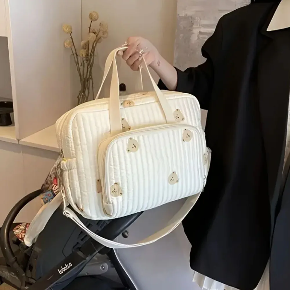 Bolsa de pañales bordada con diseño de oso y tulipán, bandolera de nailon con clip para cochecito, artículos esenciales de viaje para jóvenes