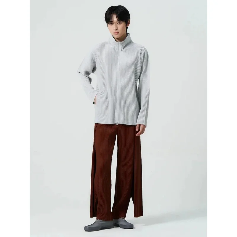 Chaqueta plisada Miyake para hombre con cremallera bidireccional; cárdigan estilo «plissé» de corte amplio y holgado; prenda de abrigo casual inspirada en el *streetwear* japonés.