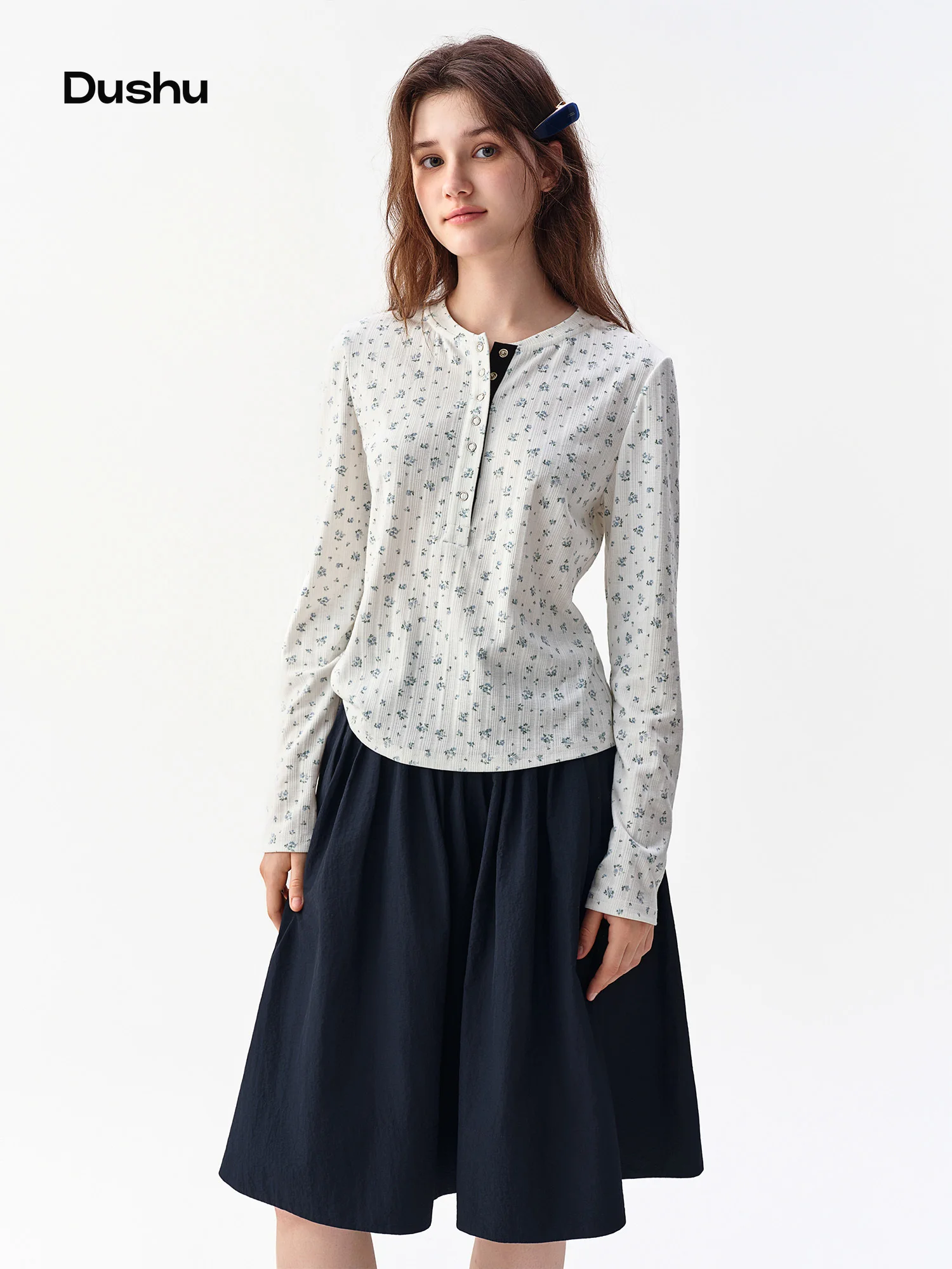DUSHU 2026 Otoño Nueva Camiseta de Moda para Mujer, Blanca con Diseño Floral Azul, Cuello Henley, Manga Larga Acanalada, Disponible en Varios Tamaños