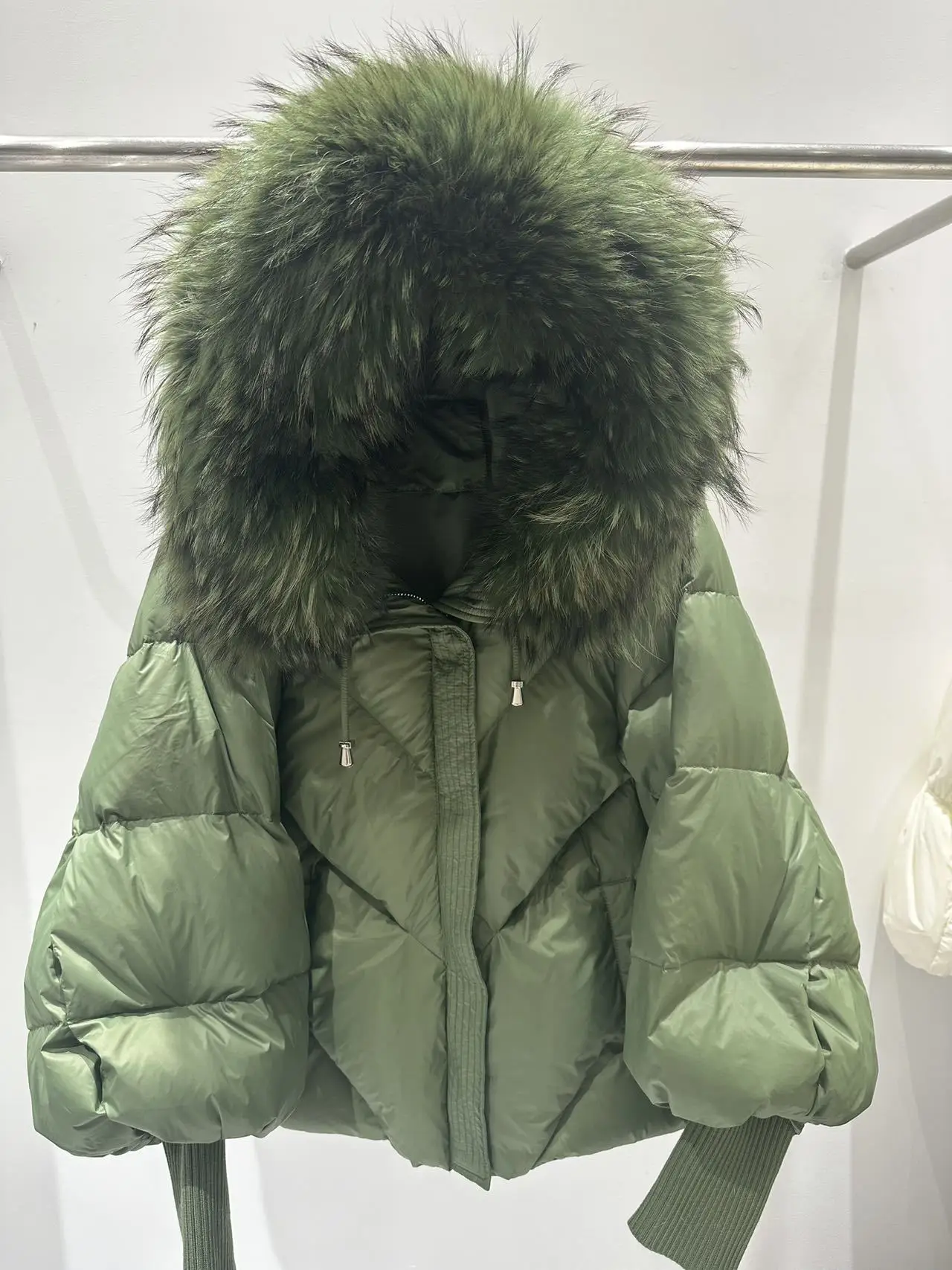 Chaqueta de invierno con capucha y cuello de piel grande Natural para mujer, prendas de vestir cortas de plumón de pato blanco, chaqueta acolchada cálida con manga acampanada para mujer