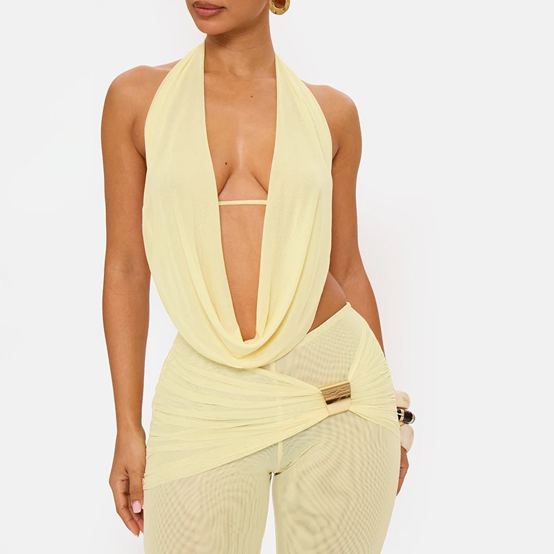 Conjunto de pantalones de cinco cuartos ajustados con cuello halter, tirantes y espalda descubierta