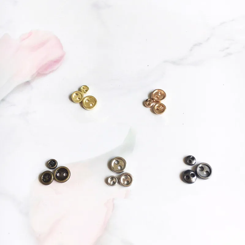 30 Uds Mini botones de Metal de 3-8mm para 1 ropa de muñeca hecha a mano hebillas redondas 2 agujeros botones para álbum de recortes accesorios de costura
