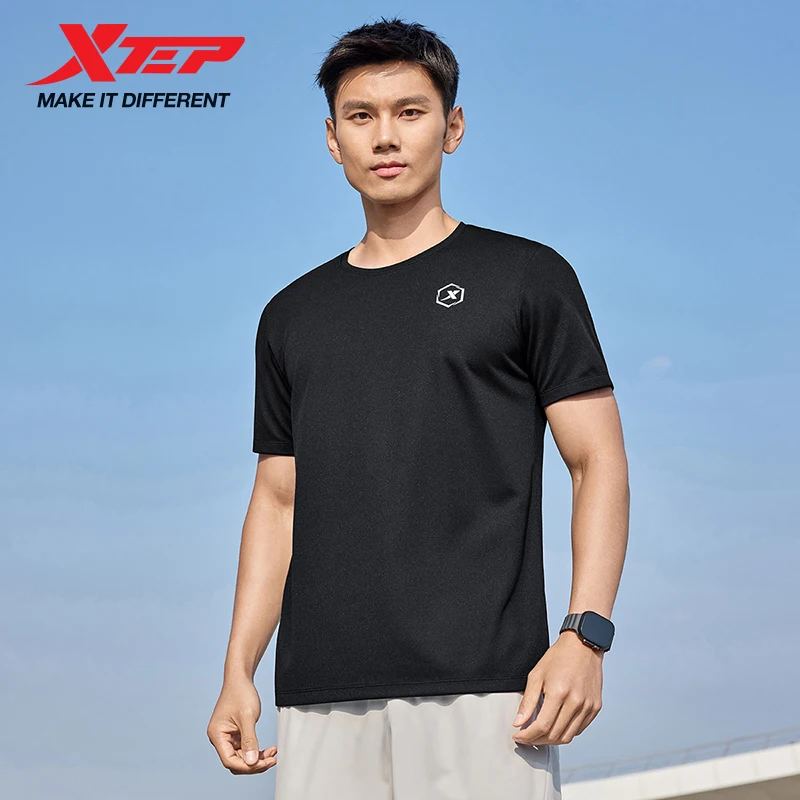 Xtep-Camiseta de manga corta con cuello redondo para hombre, Tops geniales transpirables para entrenamiento deportivo de secado rápido, primavera 2025 875229010174