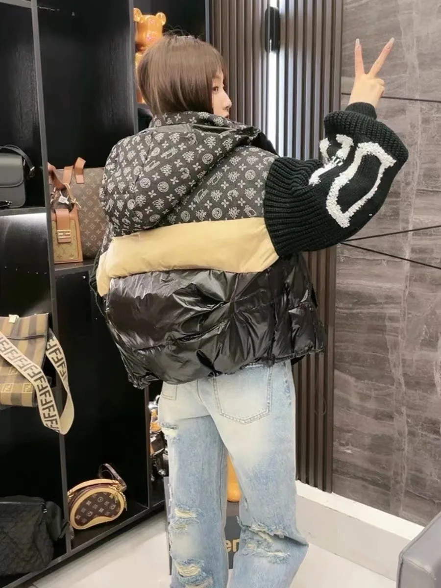 Nueva marca de moda, chaqueta vaquera con capucha de retazos para mujer, mangas tejidas, chaqueta de plumón de pato blanco gruesa con flores y letras