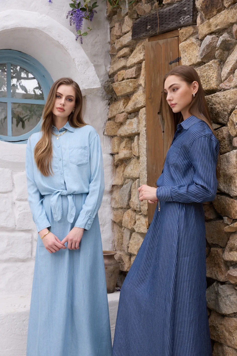 Conjunto de camisa cruzada y vestido a rayas de denim ligero de lyocell AS SS26, conjunto a juego, atuendo femenino moderno y vibrante.