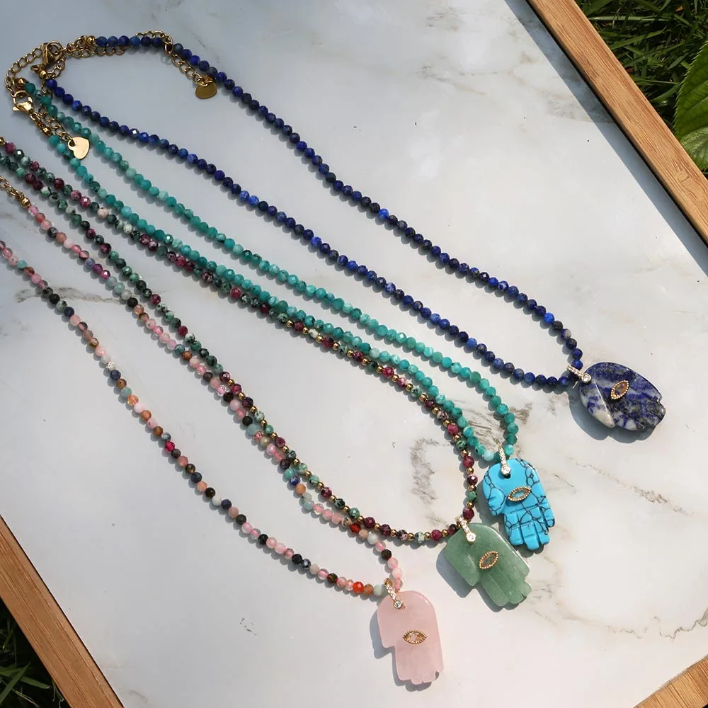 Collar con colgante de pez pequeño bañado en oro, con cuentas de ábaco de piedra natural de colores y cuentas espaciadoras de acero inoxidable, modelo 2026, de última colección.